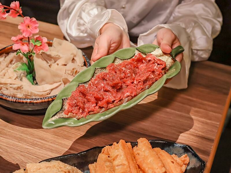 新竹竹北火鍋推薦!漢朝鍋物皇家宮廷風浮誇火鍋,麻辣鍋滑牛肉必吃。