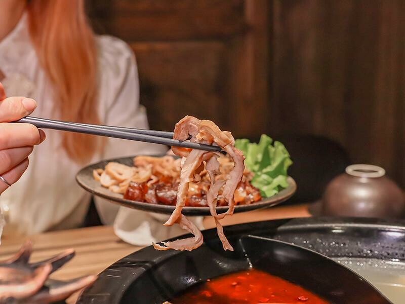 新竹竹北火鍋推薦!漢朝鍋物皇家宮廷風浮誇火鍋,麻辣鍋滑牛肉必吃。