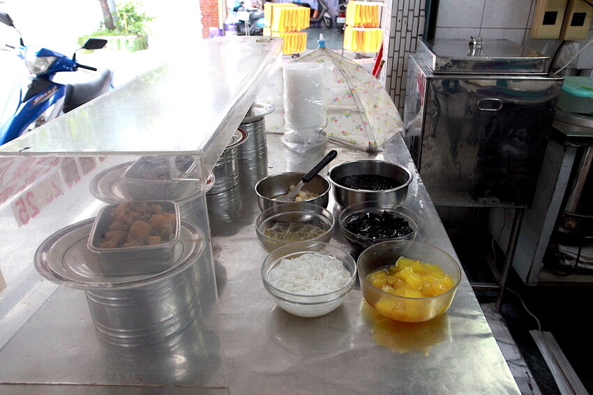 高雄市三民區​  吃。高雄市美食 ｜三民區。 ​「老牌薏仁大王」飄香超過40年老字號冰店，充滿古早味剉冰值得您品嚐「老牌