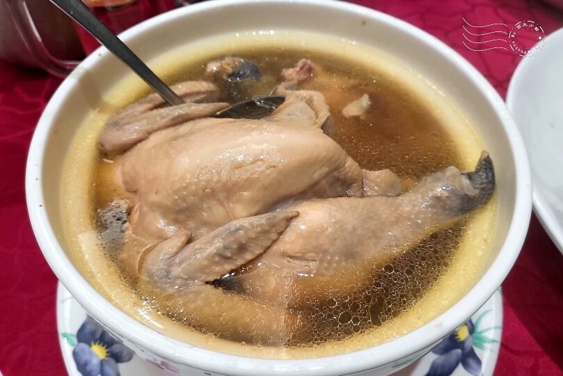 茹曦酒店:松茸海螺燉全雞