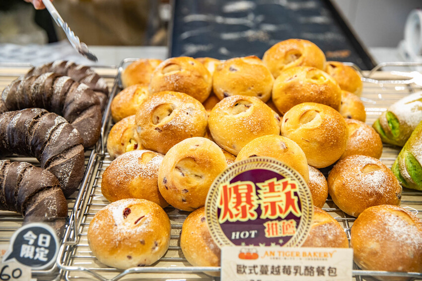 新北市中和區安太座烘焙坊 AN-TIGER｜一開門人群就衝進來掃麵包！北部最強爆紅蔥仔胖、水果菠蘿麵包