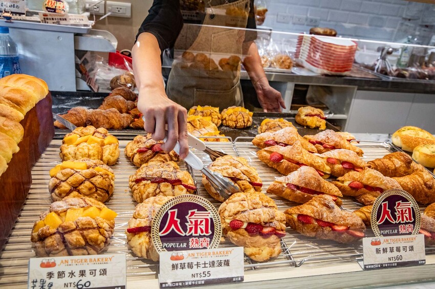 新北市中和區安太座烘焙坊 AN-TIGER｜一開門人群就衝進來掃麵包！北部最強爆紅蔥仔胖、水果菠蘿麵包