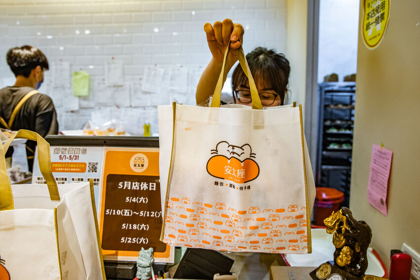 新北市中和區安太座烘焙坊 AN-TIGER｜一開門人群就衝進來掃麵包！北部最強爆紅蔥仔胖、水果菠蘿麵包