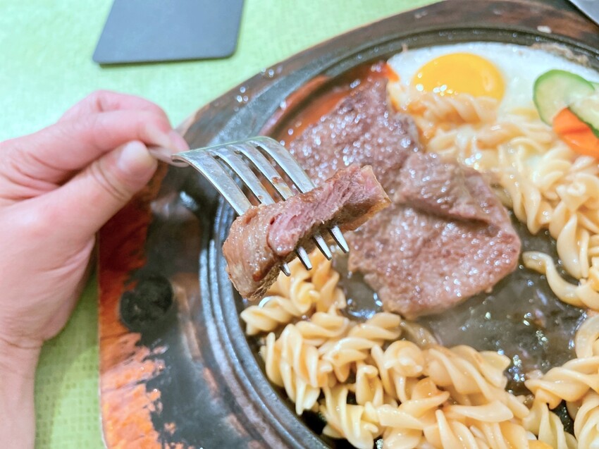 台北市士林區士林夜市 hotdoufu 口吅品平價牛排館士林店 傳統鐵板牛排滋滋響 玉米濃湯及飲料喝到飽 原陽明戲院地址旁30