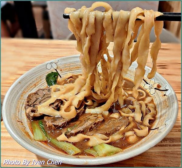 《中原夜市超人氣牛肉麵專賣》牛肉麵控必吃的天堂/『集英會牛肉