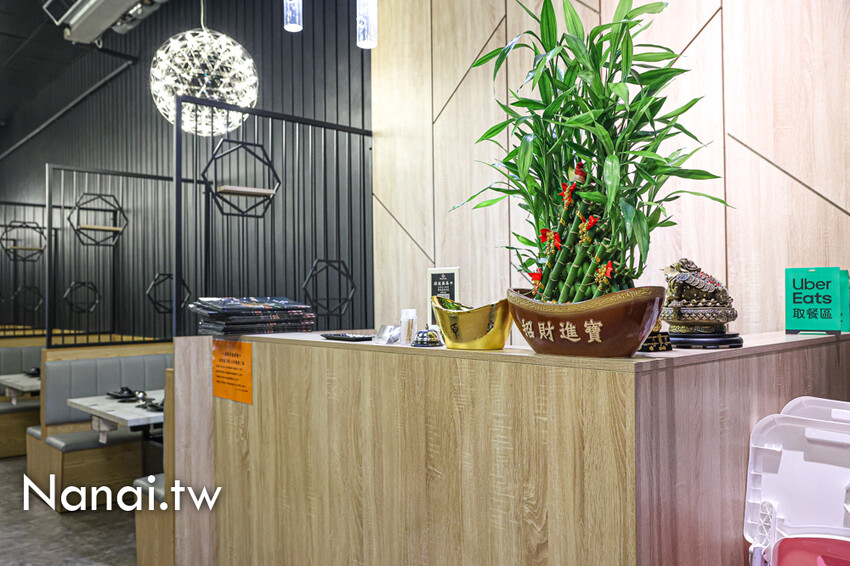 超推胡椒豬肚湯底吃過回不去！45種以上蔬菜自助吧，竟然有豬肚,牛百葉,鴨腸,魷魚,麻辣鴨血豆腐無限任吃。鍋食主艺