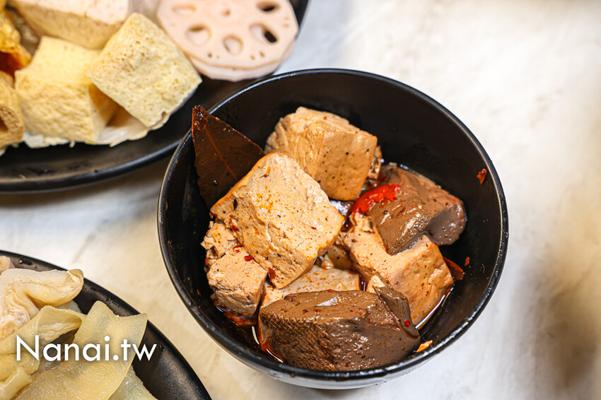 超推胡椒豬肚湯底吃過回不去！45種以上蔬菜自助吧，竟然有豬肚,牛百葉,鴨腸,魷魚,麻辣鴨血豆腐無限任吃。鍋食主艺