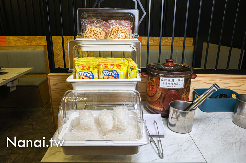 超推胡椒豬肚湯底吃過回不去！45種以上蔬菜自助吧，竟然有豬肚,牛百葉,鴨腸,魷魚,麻辣鴨血豆腐無限任吃。鍋食主艺