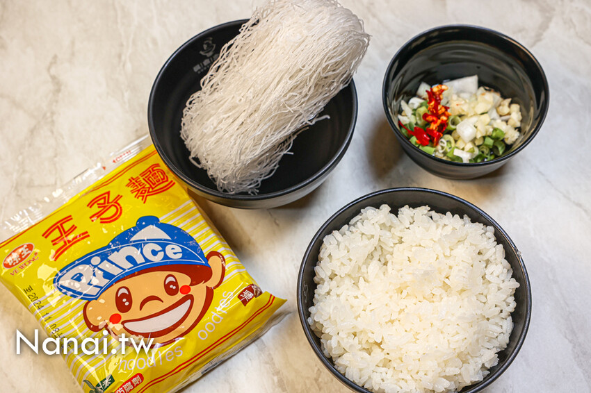 超推胡椒豬肚湯底吃過回不去！45種以上蔬菜自助吧，竟然有豬肚,牛百葉,鴨腸,魷魚,麻辣鴨血豆腐無限任吃。鍋食主艺