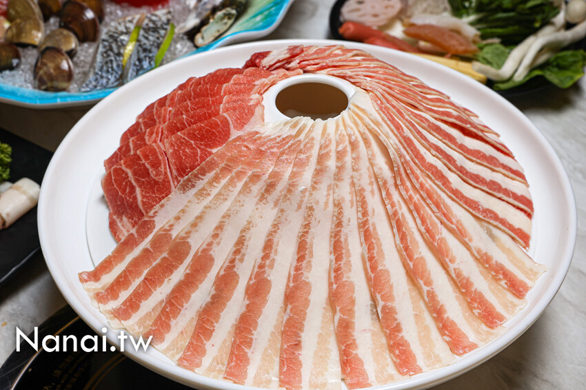 超推胡椒豬肚湯底吃過回不去！45種以上蔬菜自助吧，竟然有豬肚,牛百葉,鴨腸,魷魚,麻辣鴨血豆腐無限任吃。鍋食主艺