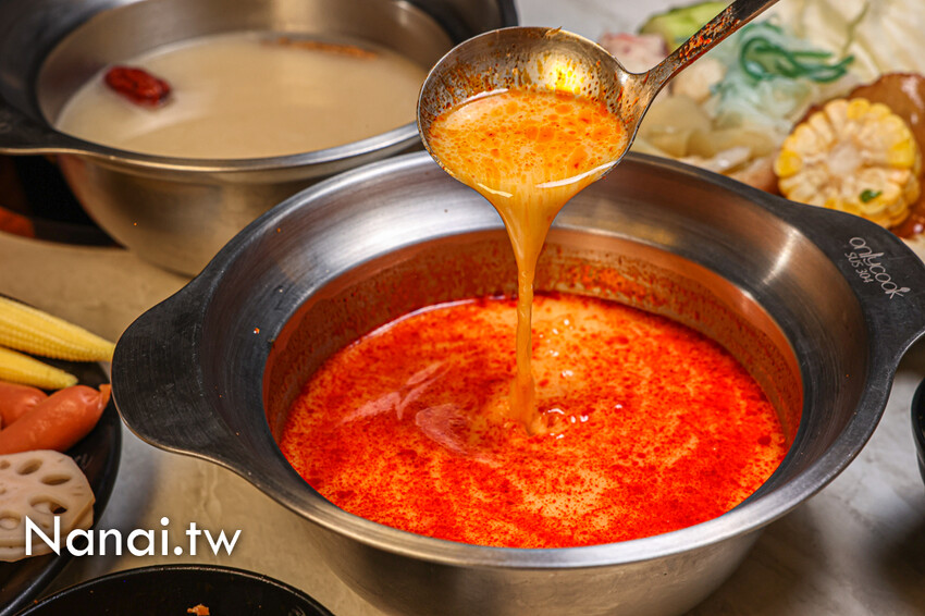 超推胡椒豬肚湯底吃過回不去！45種以上蔬菜自助吧，竟然有豬肚,牛百葉,鴨腸,魷魚,麻辣鴨血豆腐無限任吃。鍋食主艺