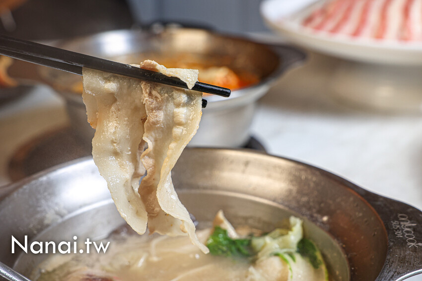 超推胡椒豬肚湯底吃過回不去！45種以上蔬菜自助吧，竟然有豬肚,牛百葉,鴨腸,魷魚,麻辣鴨血豆腐無限任吃。鍋食主艺