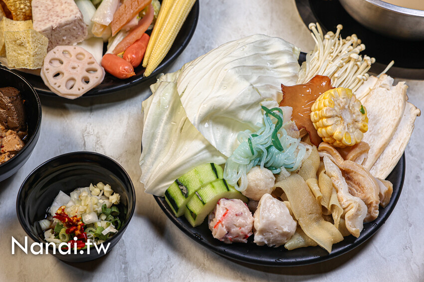 超推胡椒豬肚湯底吃過回不去！45種以上蔬菜自助吧，竟然有豬肚,牛百葉,鴨腸,魷魚,麻辣鴨血豆腐無限任吃。鍋食主艺