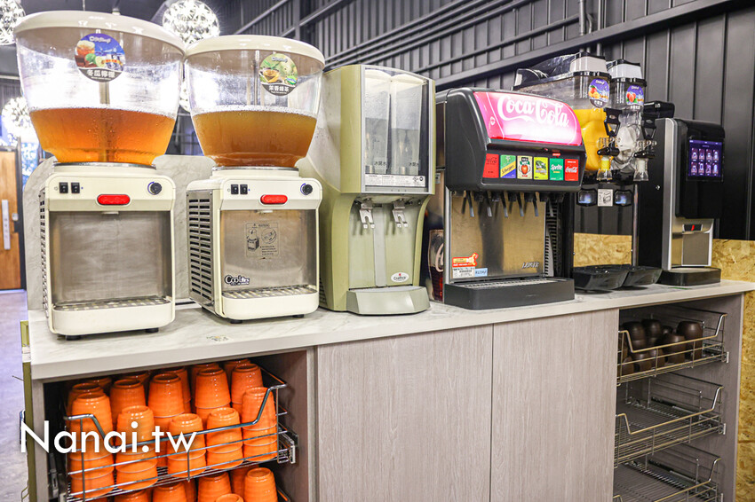 超推胡椒豬肚湯底吃過回不去！45種以上蔬菜自助吧，竟然有豬肚,牛百葉,鴨腸,魷魚,麻辣鴨血豆腐無限任吃。鍋食主艺