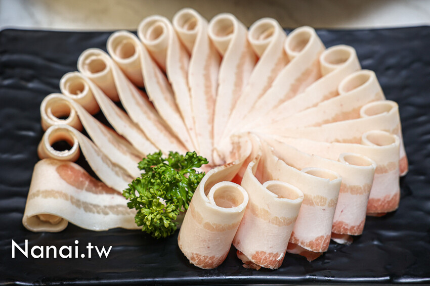 超推胡椒豬肚湯底吃過回不去！45種以上蔬菜自助吧，竟然有豬肚,牛百葉,鴨腸,魷魚,麻辣鴨血豆腐無限任吃。鍋食主艺