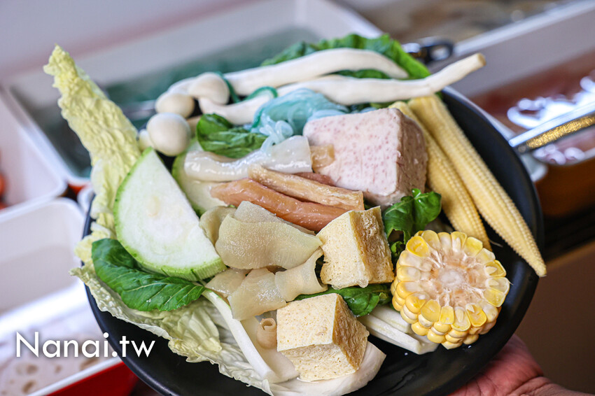 超推胡椒豬肚湯底吃過回不去！45種以上蔬菜自助吧，竟然有豬肚,牛百葉,鴨腸,魷魚,麻辣鴨血豆腐無限任吃。鍋食主艺