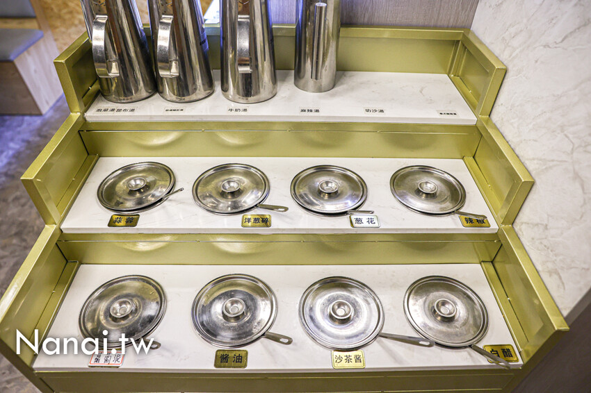 超推胡椒豬肚湯底吃過回不去！45種以上蔬菜自助吧，竟然有豬肚,牛百葉,鴨腸,魷魚,麻辣鴨血豆腐無限任吃。鍋食主艺