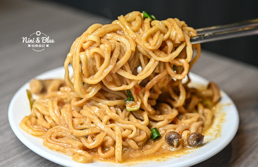一饌泰式銅盤燒烤火鍋,台中北屯泰式火鍋,泰式酸辣湯超好喝,有蔬食自助吧吃到飽 @Nini and Blue 玩樂食記