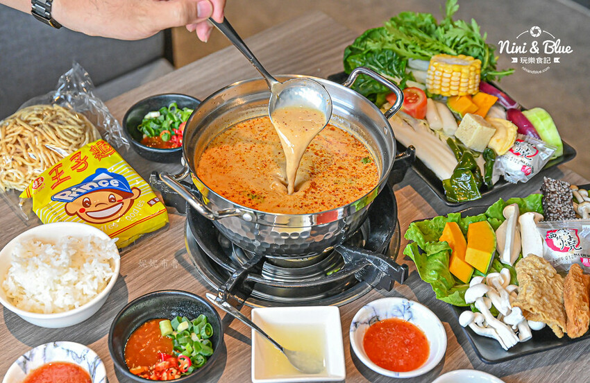 一饌泰式銅盤燒烤火鍋,台中北屯泰式火鍋,泰式酸辣湯超好喝,有蔬食自助吧吃到飽 @Nini and Blue 玩樂食記