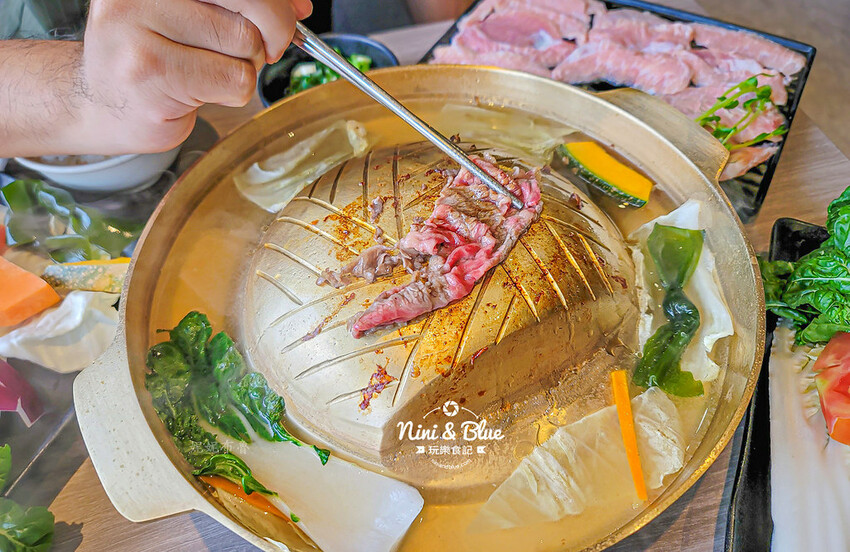 一饌泰式銅盤燒烤火鍋,台中北屯泰式火鍋,泰式酸辣湯超好喝,有蔬食自助吧吃到飽 @Nini and Blue 玩樂食記