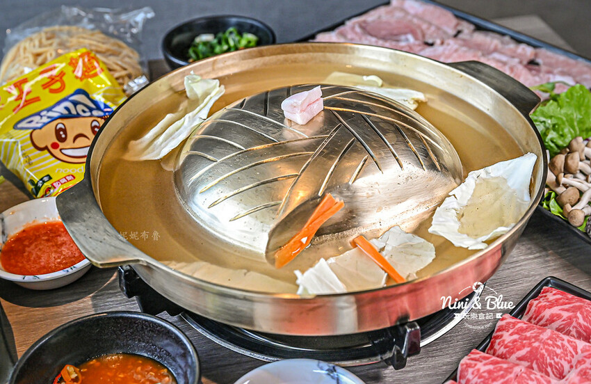 一饌泰式銅盤燒烤火鍋,台中北屯泰式火鍋,泰式酸辣湯超好喝,有蔬食自助吧吃到飽 @Nini and Blue 玩樂食記