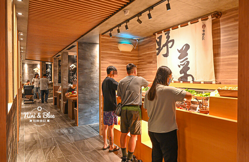 一饌泰式銅盤燒烤火鍋,台中北屯泰式火鍋,泰式酸辣湯超好喝,有蔬食自助吧吃到飽 @Nini and Blue 玩樂食記