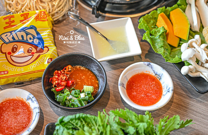 一饌泰式銅盤燒烤火鍋,台中北屯泰式火鍋,泰式酸辣湯超好喝,有蔬食自助吧吃到飽 @Nini and Blue 玩樂食記