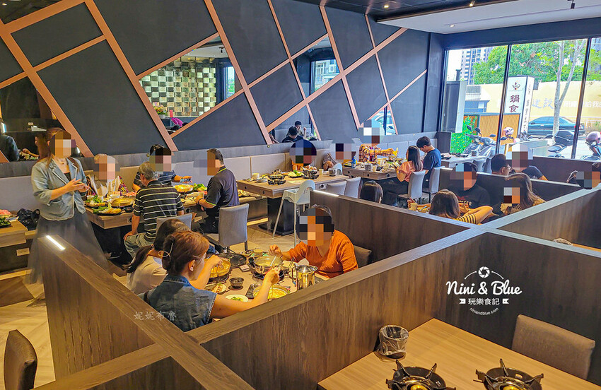 一饌泰式銅盤燒烤火鍋,台中北屯泰式火鍋,泰式酸辣湯超好喝,有蔬食自助吧吃到飽 @Nini and Blue 玩樂食記