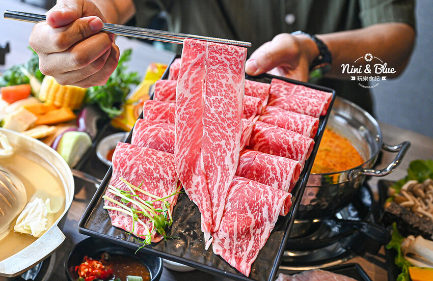 一饌泰式銅盤燒烤火鍋,台中北屯泰式火鍋,泰式酸辣湯超好喝,有蔬食自助吧吃到飽 @Nini and Blue 玩樂食記