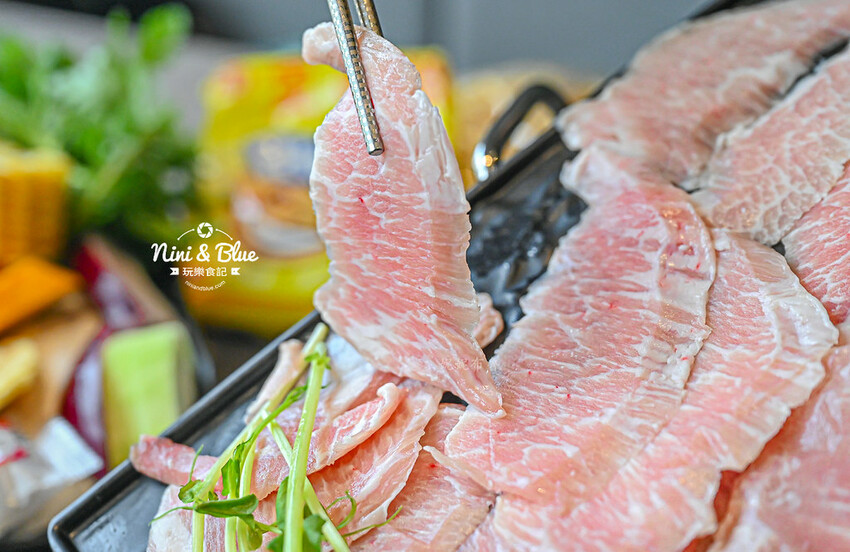 一饌泰式銅盤燒烤火鍋,台中北屯泰式火鍋,泰式酸辣湯超好喝,有蔬食自助吧吃到飽 @Nini and Blue 玩樂食記