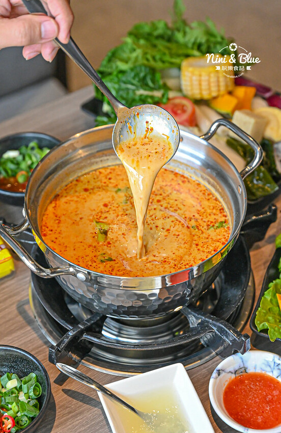 一饌泰式銅盤燒烤火鍋,台中北屯泰式火鍋,泰式酸辣湯超好喝,有蔬食自助吧吃到飽 @Nini and Blue 玩樂食記