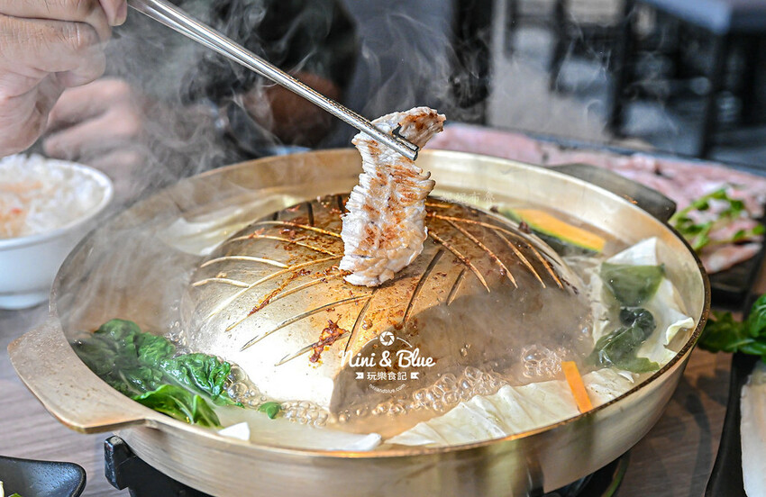 一饌泰式銅盤燒烤火鍋,台中北屯泰式火鍋,泰式酸辣湯超好喝,有蔬食自助吧吃到飽 @Nini and Blue 玩樂食記