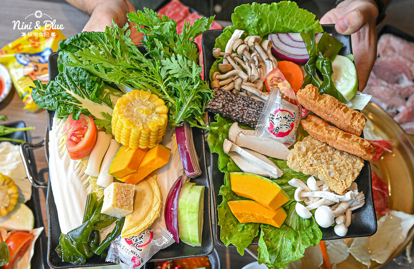 一饌泰式銅盤燒烤火鍋,台中北屯泰式火鍋,泰式酸辣湯超好喝,有蔬食自助吧吃到飽 @Nini and Blue 玩樂食記