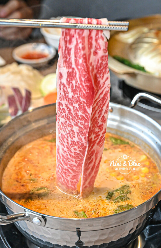 一饌泰式銅盤燒烤火鍋,台中北屯泰式火鍋,泰式酸辣湯超好喝,有蔬食自助吧吃到飽 @Nini and Blue 玩樂食記