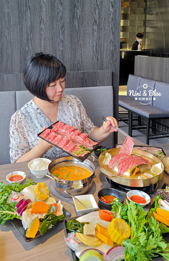 一饌泰式銅盤燒烤火鍋,台中北屯泰式火鍋,泰式酸辣湯超好喝,有蔬食自助吧吃到飽 @Nini and Blue 玩樂食記