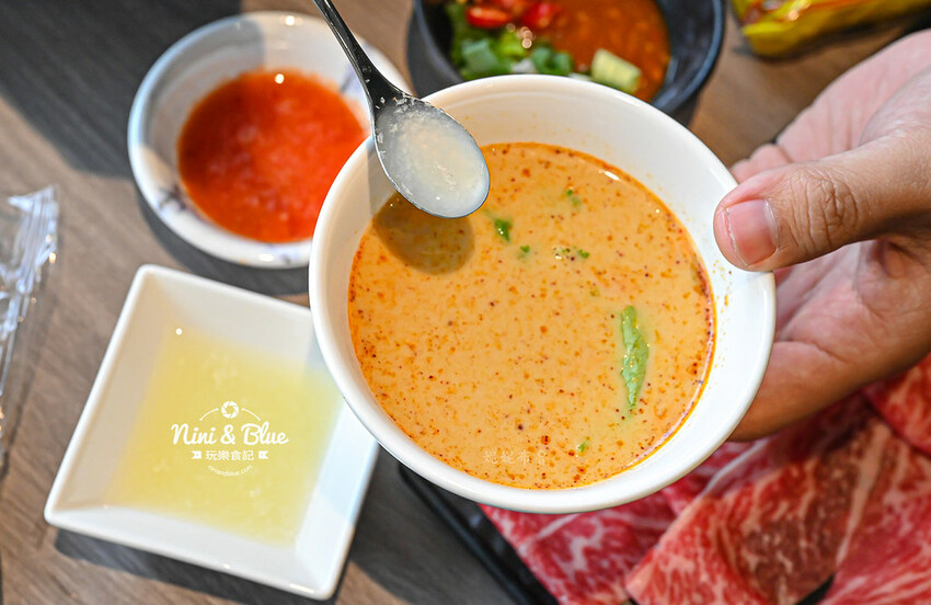 一饌泰式銅盤燒烤火鍋,台中北屯泰式火鍋,泰式酸辣湯超好喝,有蔬食自助吧吃到飽 @Nini and Blue 玩樂食記