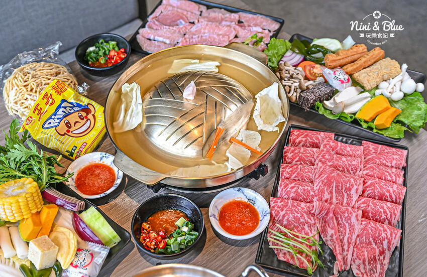 一饌泰式銅盤燒烤火鍋,台中北屯泰式火鍋,泰式酸辣湯超好喝,有蔬食自助吧吃到飽 @Nini and Blue 玩樂食記
