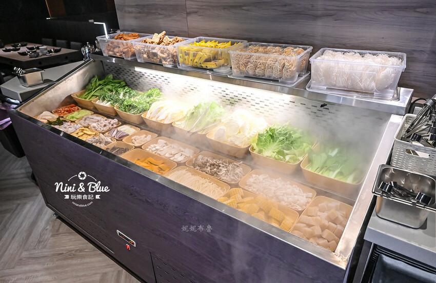 一饌泰式銅盤燒烤火鍋,台中北屯泰式火鍋,泰式酸辣湯超好喝,有蔬食自助吧吃到飽 @Nini and Blue 玩樂食記