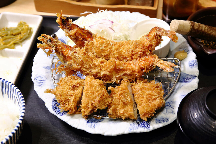 銀座杏子日式豬排,網友票選人氣第一名日式豬排!軟殼蝦與極厚炸