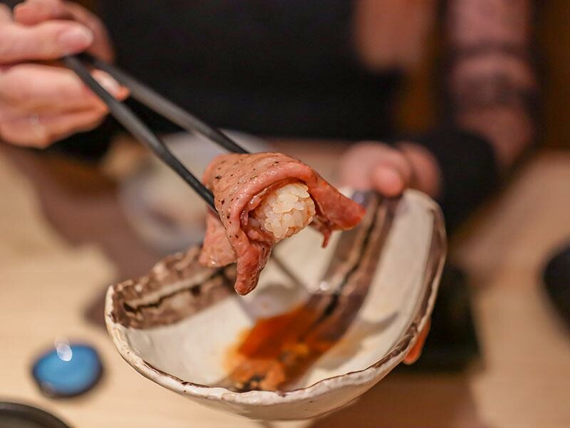 竹北燒肉推薦「川阜和牛燒肉」免動手！頂級和牛專人代烤，品嚐宮崎頂級和牛。