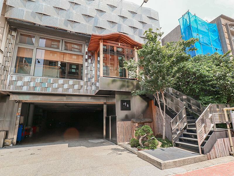 竹北燒肉推薦「川阜和牛燒肉」免動手！頂級和牛專人代烤，品嚐宮崎頂級和牛。