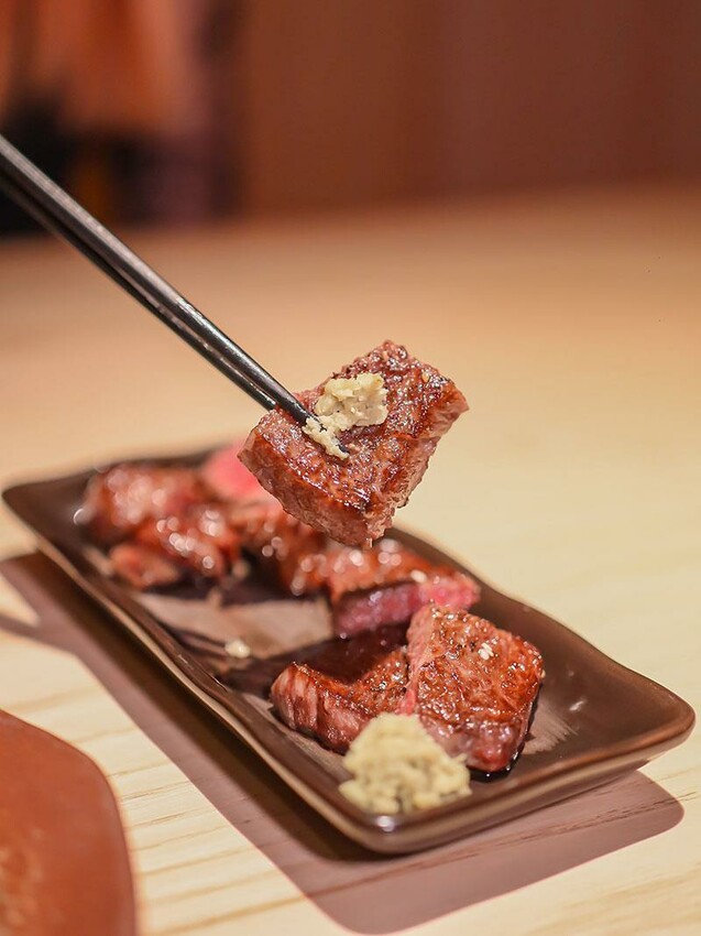 竹北燒肉推薦「川阜和牛燒肉」免動手！頂級和牛專人代烤，品嚐宮崎頂級和牛。