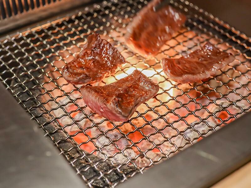 竹北燒肉推薦「川阜和牛燒肉」免動手！頂級和牛專人代烤，品嚐宮崎頂級和牛。