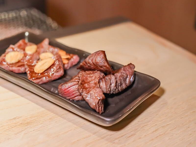 竹北燒肉推薦「川阜和牛燒肉」免動手！頂級和牛專人代烤，品嚐宮崎頂級和牛。