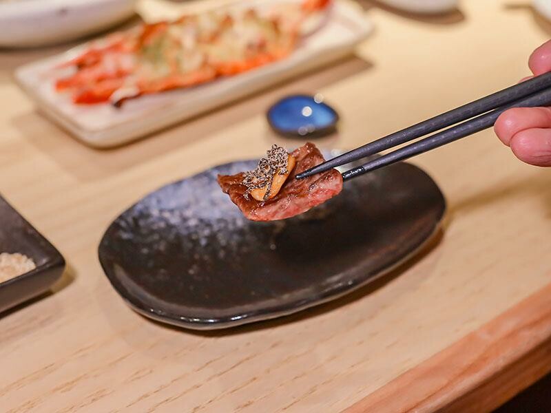 竹北燒肉推薦「川阜和牛燒肉」免動手！頂級和牛專人代烤，品嚐宮崎頂級和牛。