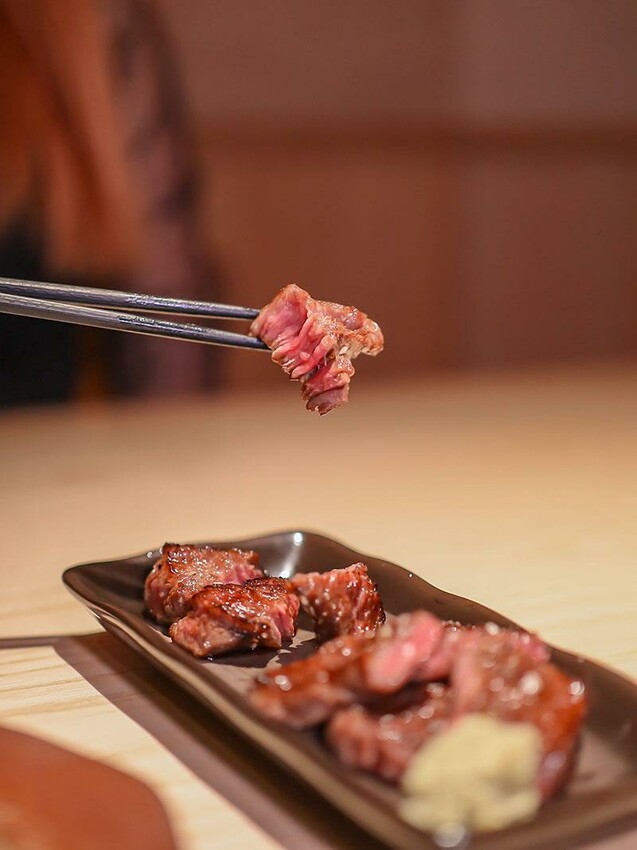 竹北燒肉推薦「川阜和牛燒肉」免動手！頂級和牛專人代烤，品嚐宮崎頂級和牛。