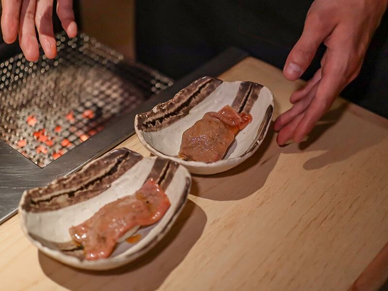 竹北燒肉推薦「川阜和牛燒肉」免動手！頂級和牛專人代烤，品嚐宮崎頂級和牛。