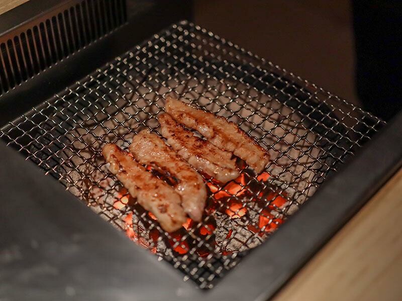 竹北燒肉推薦「川阜和牛燒肉」免動手！頂級和牛專人代烤，品嚐宮崎頂級和牛。