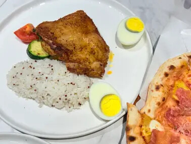 台北市捷運東門站餐廳：8% ice CAFÉ 永康公園店。結合了藝術、生活、公益的經營理念。聽著現場演奏享用著午餐