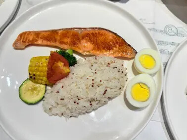 台北市捷運東門站餐廳：8% ice CAFÉ 永康公園店。結合了藝術、生活、公益的經營理念。聽著現場演奏享用著午餐